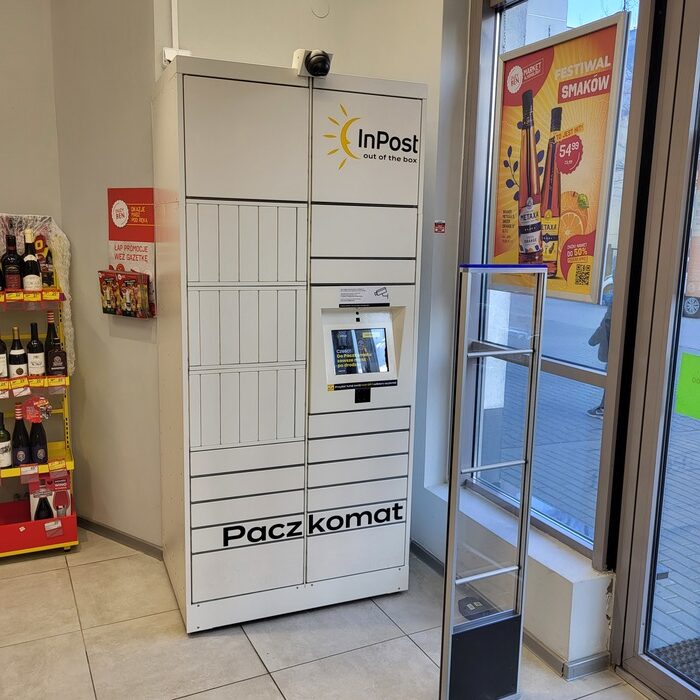 InPost Paczkomat Warsaw, parcel locker Poland, person picking up package from locker, 24/7 self-service package pickup - Parcel Locker WAW05HP Stanów Zjednoczonych 72 Warszawa | InPost
