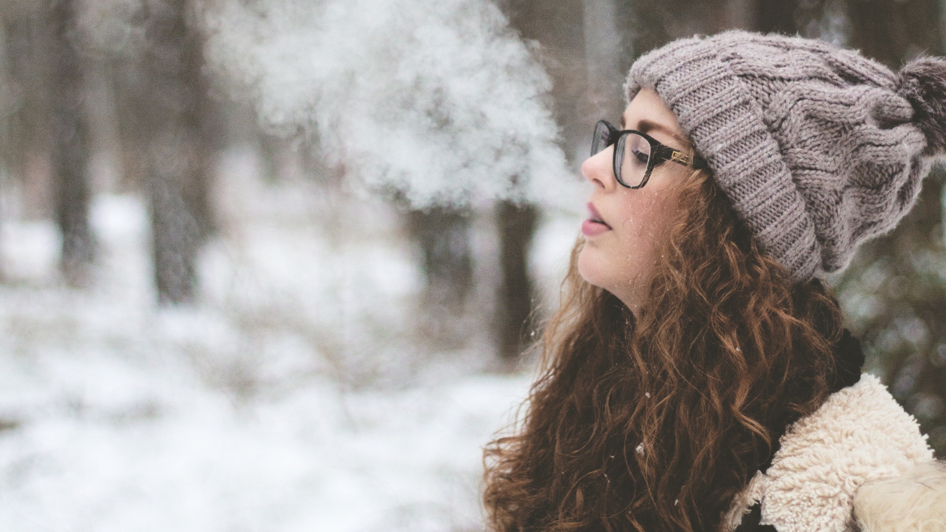 zima marzenie o lecie, zimowy krajobraz, osoba z e-papierosem, ucieczka od zimy vape - E-papieros – mniejsze zagrożenie dla życia?