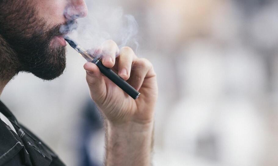 nieprawidłowe zaciąganie e-papierosa, długie buchy vape, osoba używająca e-papierosa - Jak prawidłowo zaciągać się korzystając z e-papierosa?