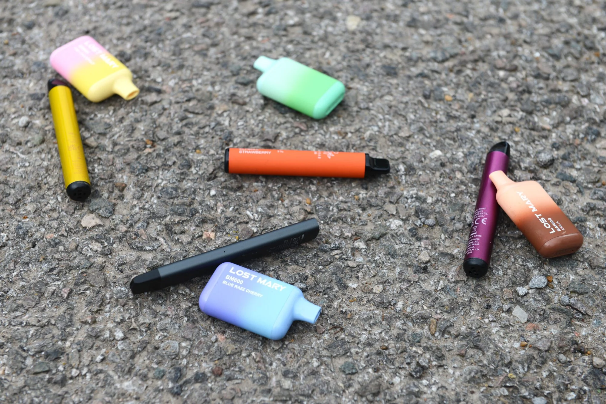zanieczyszczenie jednorazowymi e-papierosami, plastikowe odpady vape, góry zużytych jednorazówek środowisko - Czy jednorazowe e-papierosy są szkodliwe dla środowiska ...