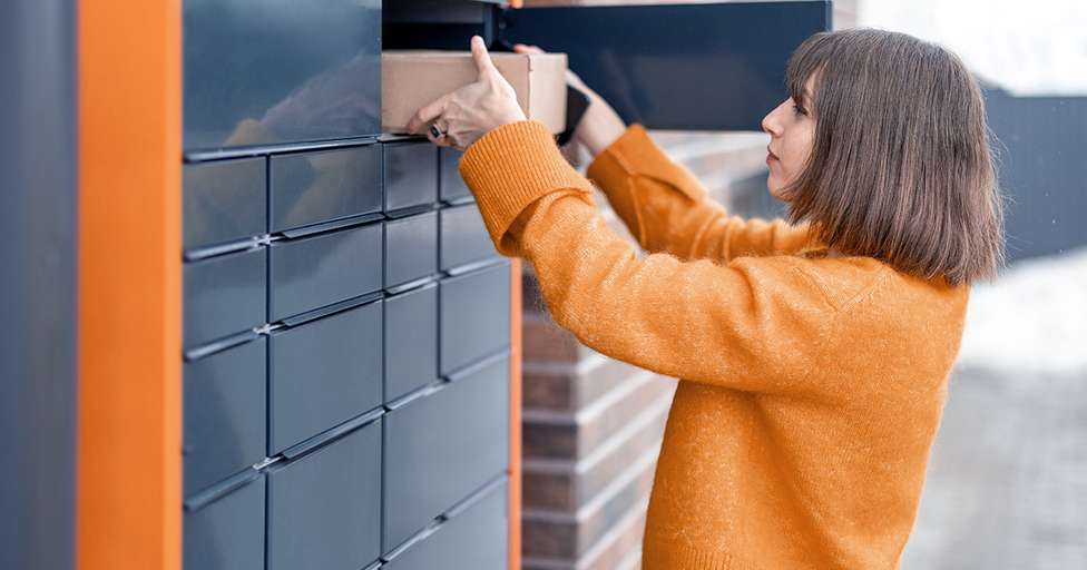 odbieranie paczki Paczkomat InPost, wygoda dostawy, człowiek przy paczkomacie - Paczkomat i automat paczkowy: jak nadać paczkę?