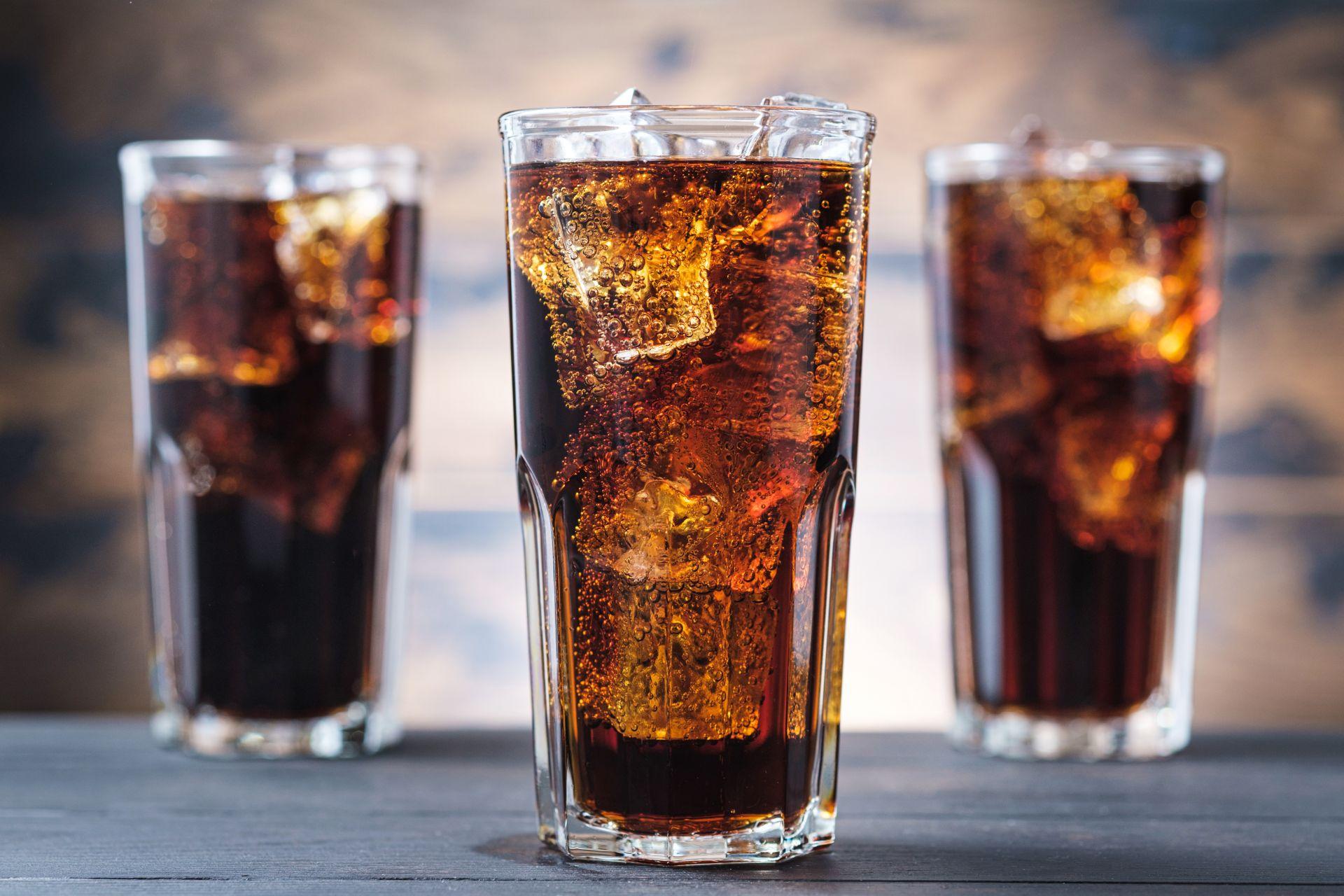 zimna cola vs ciepła cola, szklanka z lodem napój, orzeźwienie smakowe, balans słodyczy, świeżość vape - Przepis na