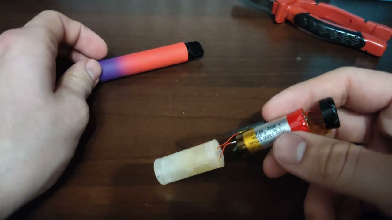 dlaczego jednorazówka miga,jednorazowy e-papieros nie działa,jednorazówka rozładowana,co zrobić gdy jednorazówka miga,problem z vape,ładowanie jednorazówki,jednorazówka brak liquidu