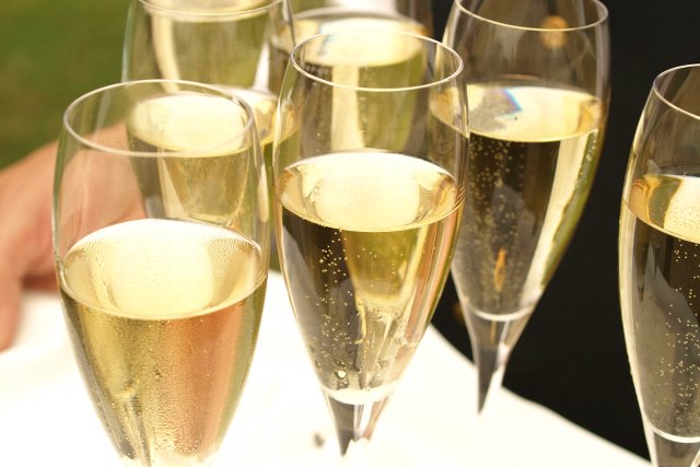 Musujące bąbelki Prosecco, kieliszek z bąbelkami, efekt musowania w drinku, finisz smaku napoju - Prosecco - owocowe bąbelki w kieliszku | naTemat.pl