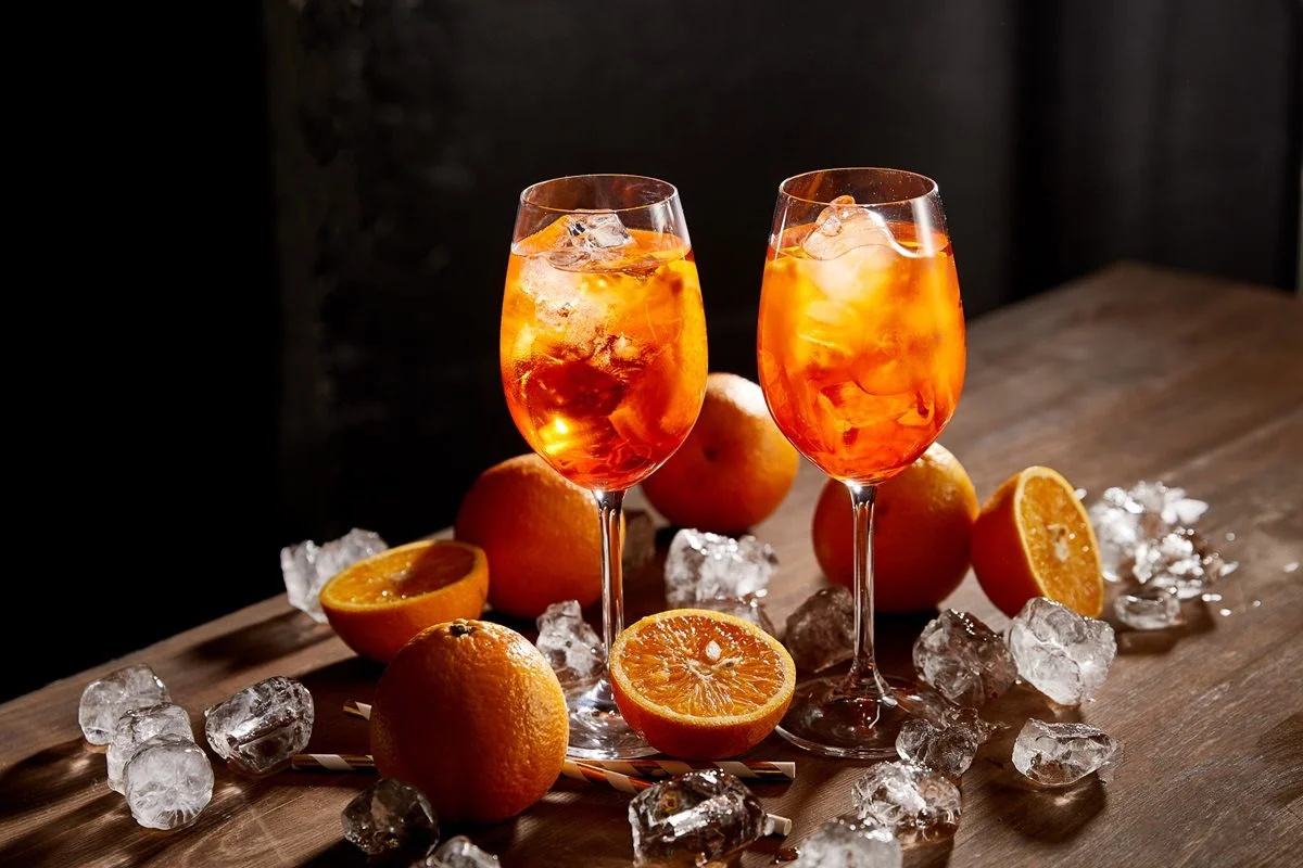 Aperol Spritz vape, koktajl Aperol i chmura pary, elegancki drink i waporyzator, dekonstrukcja smaku - Co to jest Aperol? Skład, smak, historia, pochodzenie ...